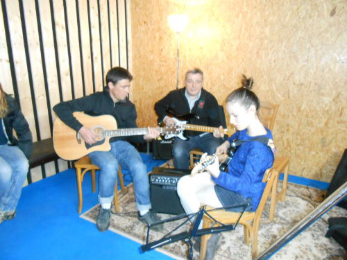 JF, Anto et Mila à la guitare